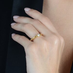 Anel Dourado Solitário Vazado com Pedra Zircônia Immersa