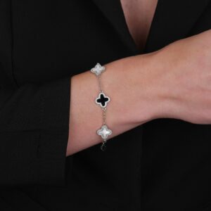 Pulseira Prateada de Trevos Pretos e Brancos Cravejados de Zircônia Immersa